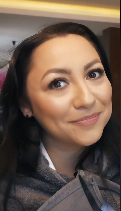 Andra, în ipostaze nemaivăzute până acum! S-a filmat în timp ce se vopsește singură acasă. Ce s-a întâmplat după ce și-a aplicat vopseaua pe păr