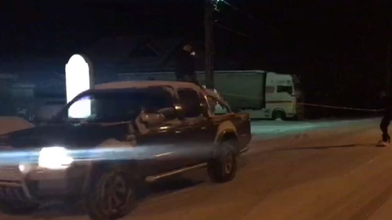 VIDEO. Sport extrem pe o stradă din Motru. S-a dat cu placa, pe zăpadă, tras de o mașină
