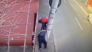 Bărbat jefuit în Sectorul 5 al Capitalei! Se afla în stare de inconștiență, pe trotuar VIDEO