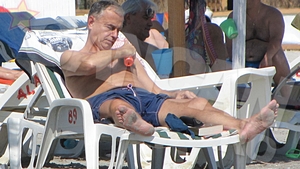 Dovada ca Mircea Geoana e uns cu toate alifiile! Cum a incercat politicianul sa scape de ultraviolete!
