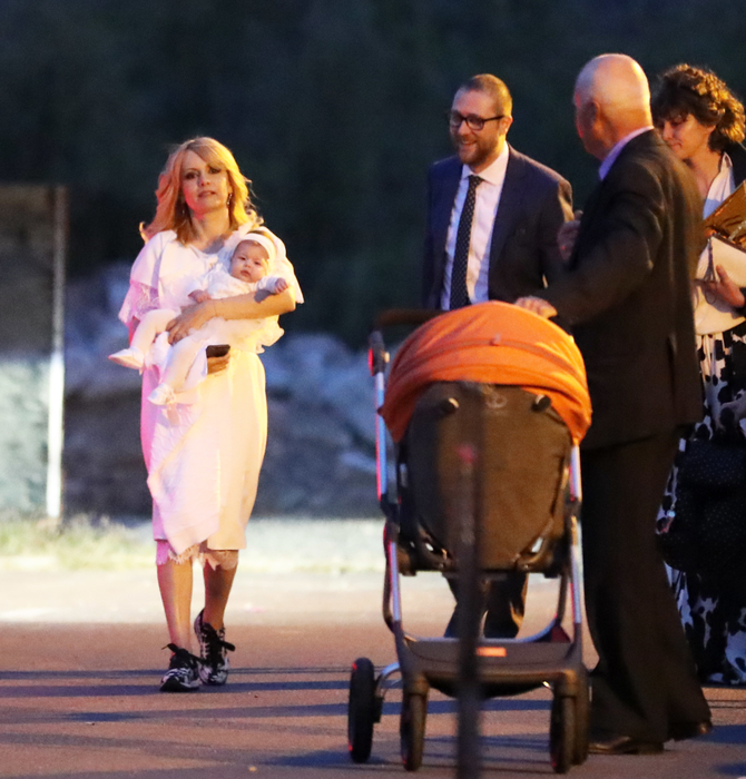 Mama şi fiica s-au ”asortat” la rochii