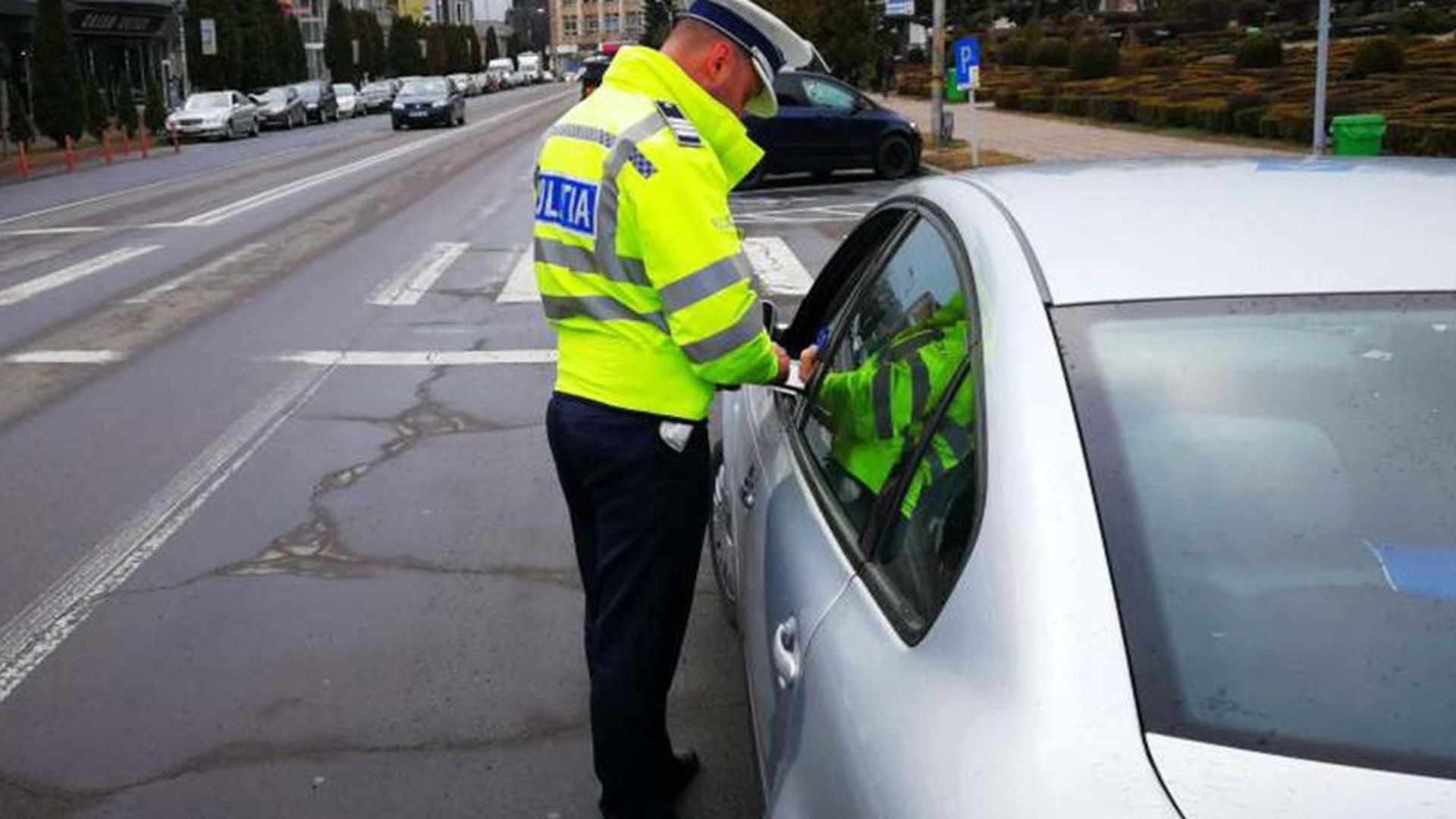 A amendat-o şi a lăsat-o fără permis din cauză că şoferiţa vorbea la tefelon. Femeia a scris 4 CUVINTE pe Procesul Verbal şi a câştigat în Instanţă!