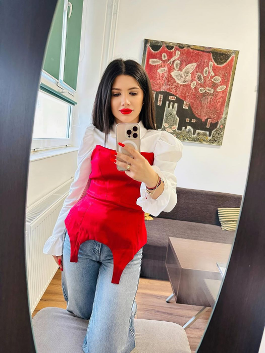 Ținuta bizară purtată de o profesoară de limba română în prima zi de școală. Imaginile s-au viralizat!