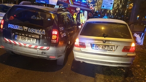 Un polițist din București a fost rănit după ce mașina în care se afla a fost lovită de un șofer tânăr, fără prea multă experiență