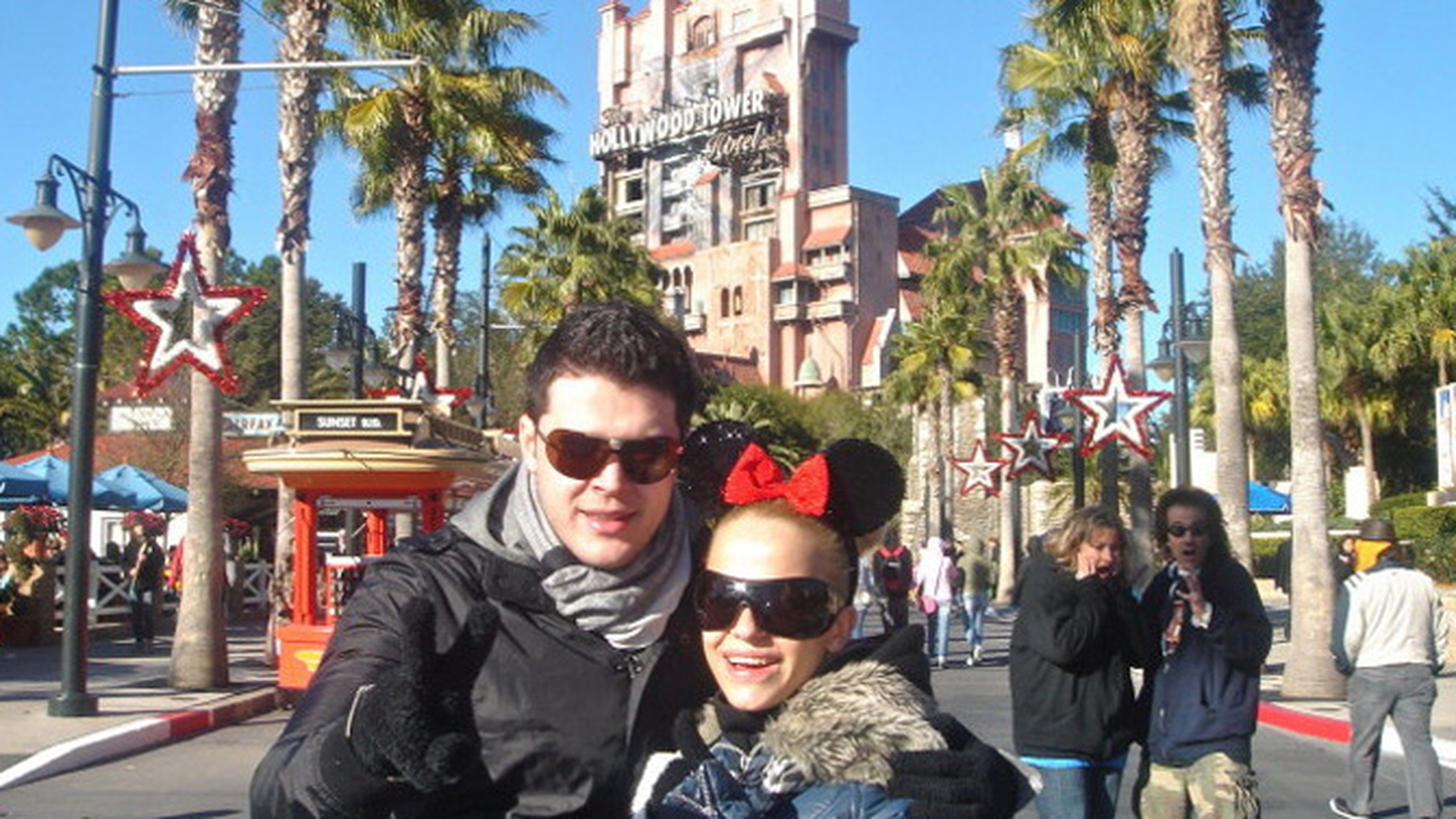 Anda Adam si Victor Slav au mancat vata pe bat si turta dulce acasa la Mickey Mouse