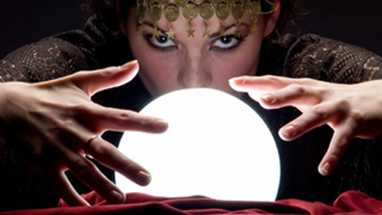 Doua studente din Suceava au fost fraierite de ghicitoare! Le-au smuls cate un fir de par din cap, le-au suflat in palma, le-au luat banii si au disparut!