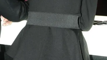 Cine crezi ca este aceasta eleganta bruneta, cu forme perfecte? Iubitul ei este un mare sportiv