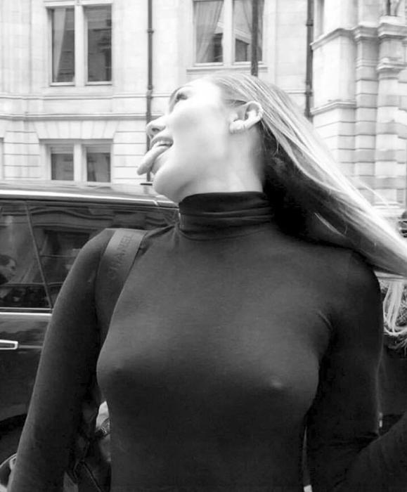 Imagini de infarct! Miley Cyrus a pozat complet goală