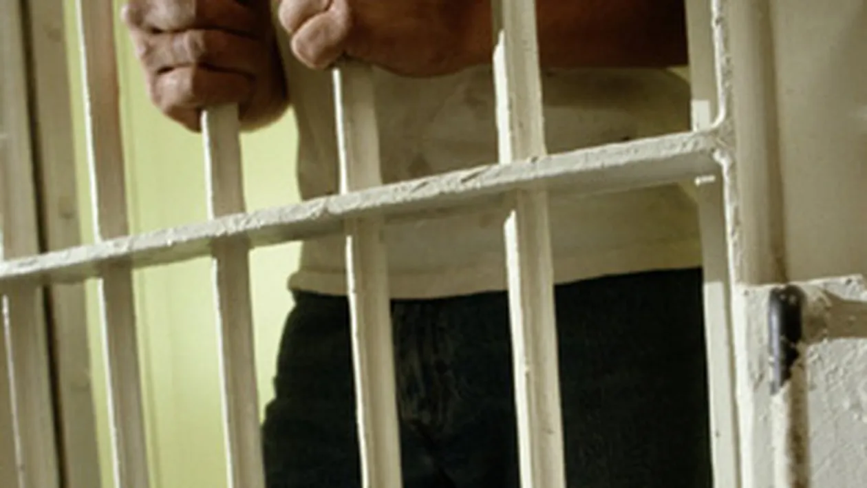 Doi gardieni si un subcomisar, acuzati ca au omorat  un detinut