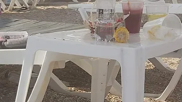 Ce au lăsat în urma lor câțiva turiști, pe o plajă din Eforie Nord. Imagini realizate de un vecin de șezlong