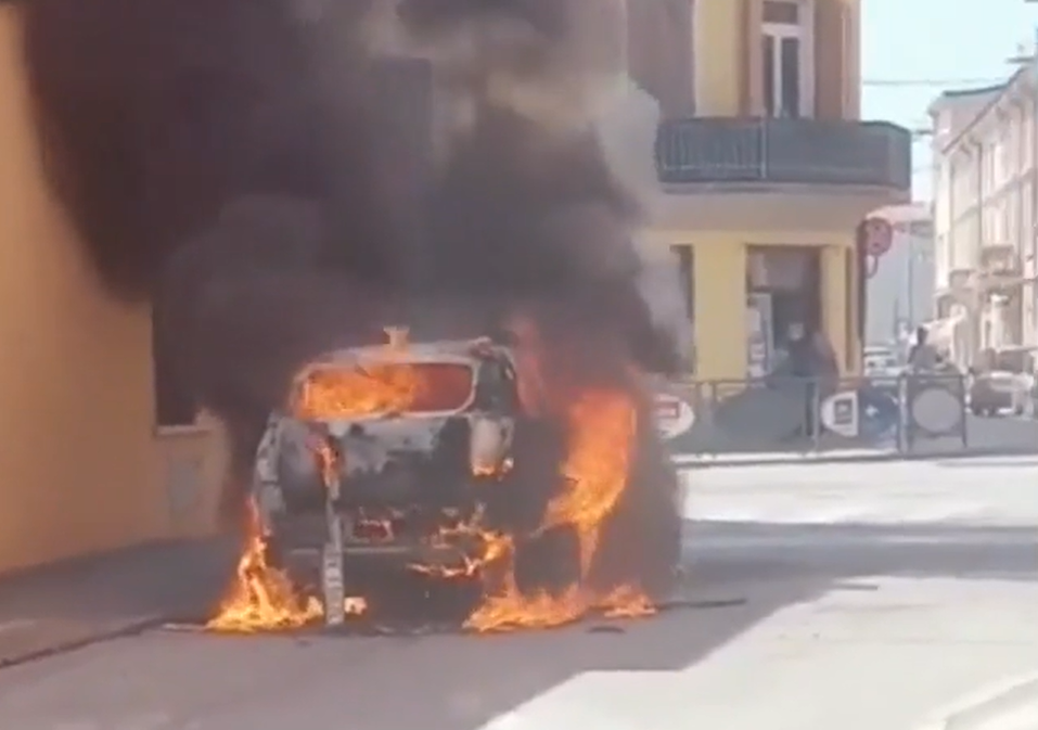 Mașină incendiată în Italia. Foto: La Provincia