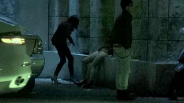 Scene cutremuratoare! O pustoaica rupta de beata a ajuns tavalita, cu chilotii la vedere, tarata pe jos si lesinata la spital