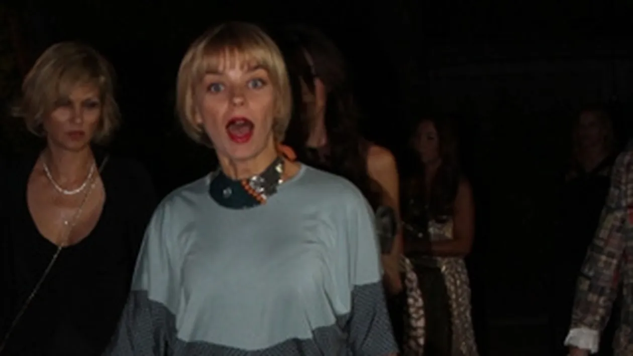 Aparitie-soc! Geanina Corondan, in pijama, in vizita la Ambasada