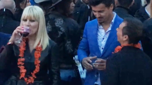 Elena Udrea are o reţetă proprie de distracţie: un strop de vin roşu şi dans din şold!