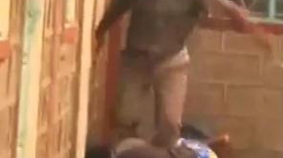 VIDEO Batuta cu cruzime! O femeie din Kenya a fost lovita cu piciorul numai in gura de sotul prins ca o insela!