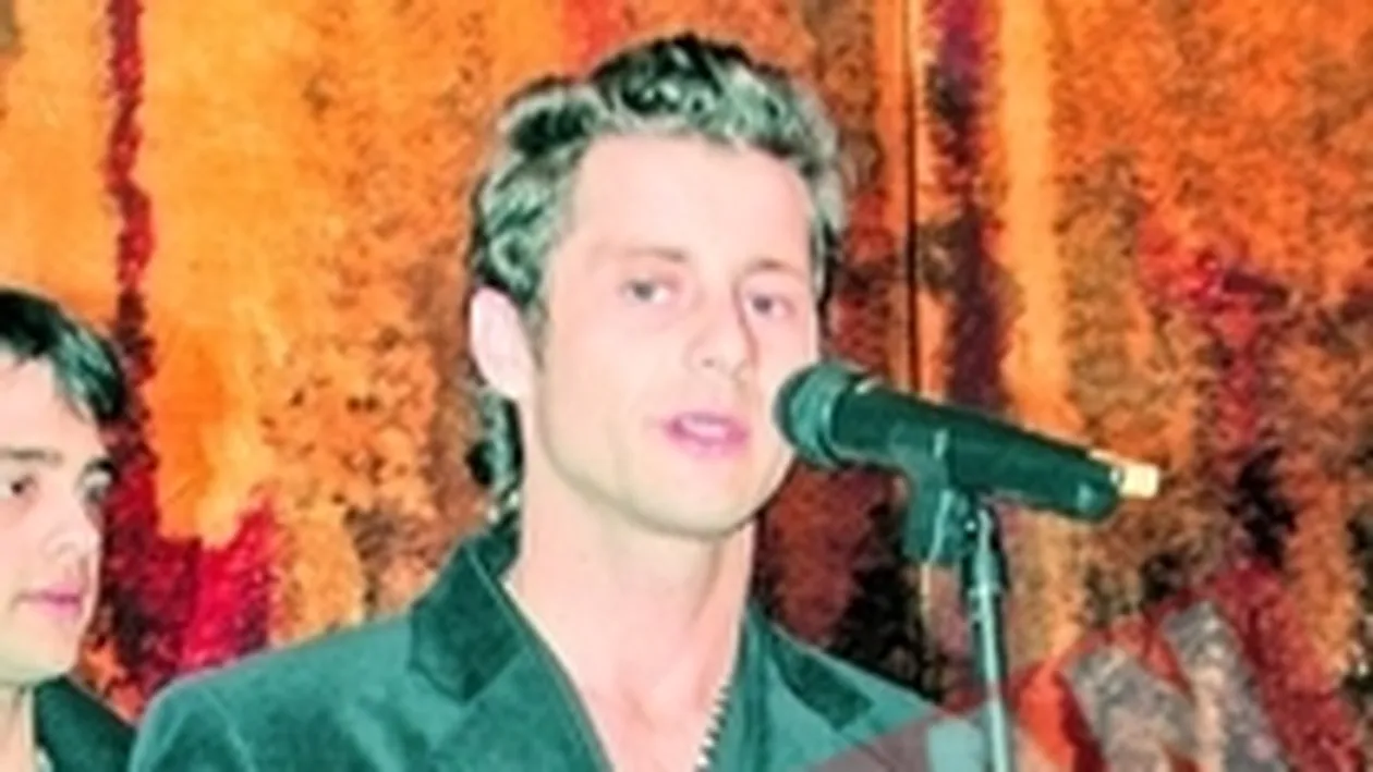 Adi de la Akcent a primit nota doi la pat