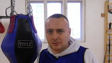 Povestea impresionanta a unui boxer care antreneaza nevazatori: “Invata mai repede decat un om normal!”