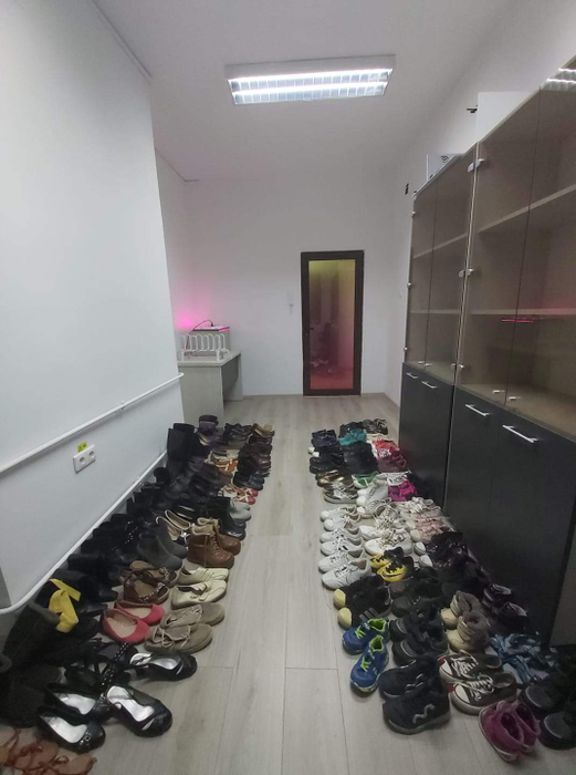 Zeci de perechi de încălțăminte sunt recondiționate de studenții deveniți cizmari de ocazie