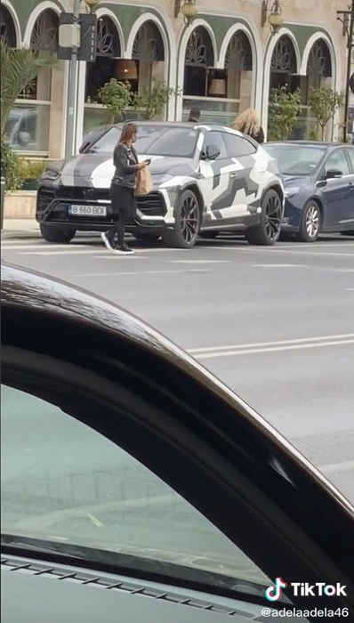 Alex Bodi și-a parcat pe trecerea de pietoni Lamborghini-ul de peste 200.000 de euro. Ce “urgență” avea afaceristului care era însoțit de Bianca Drăgușanu  | VIDEO