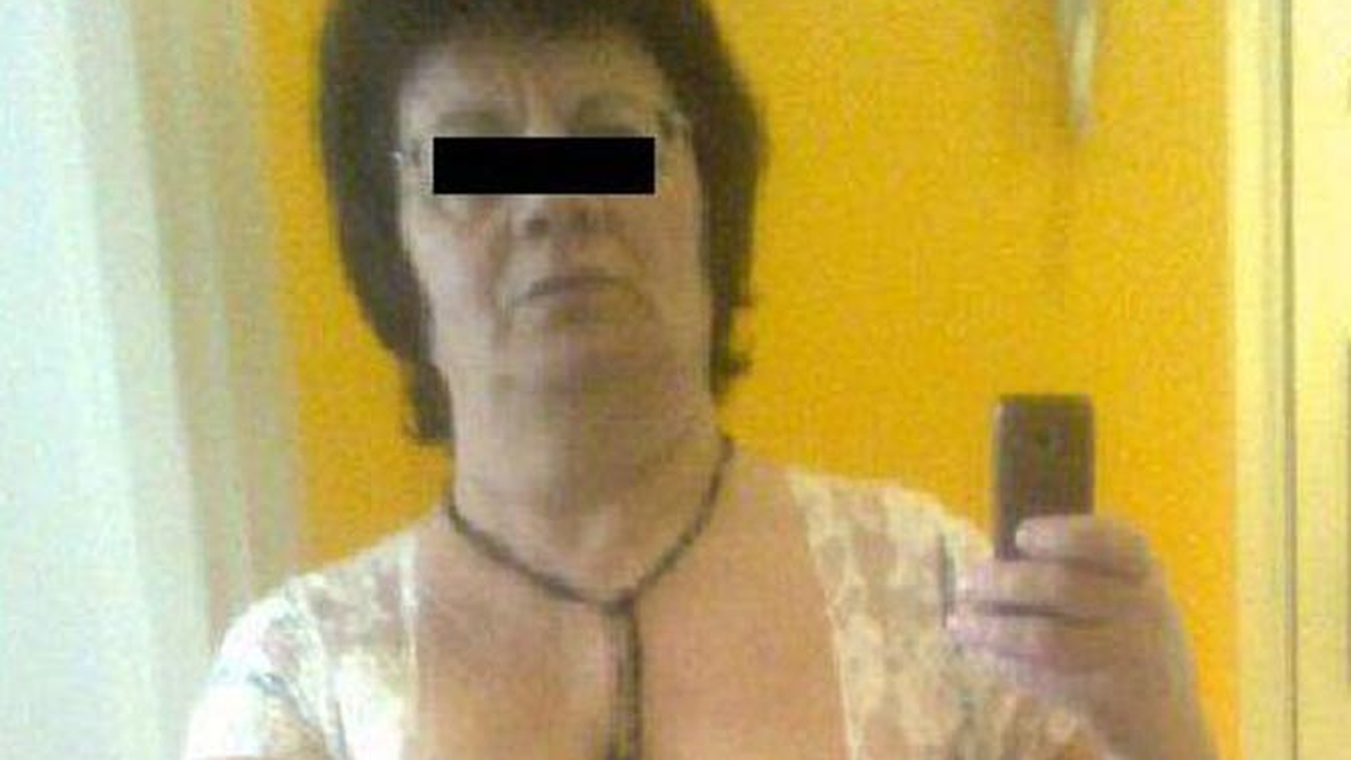 Cosmar dupa Craciun! Uite-o pe bunica-pitipoanca, cu permanent si ochelari, dar pe jumatate dezbracata, care a speriat Facebook-ul!