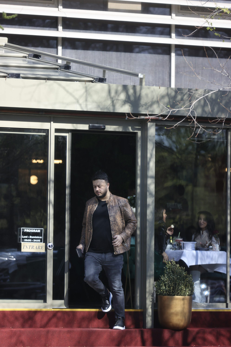 Gabi Bădălău pleacă din restaurant (Foto: CANCAN.RO)