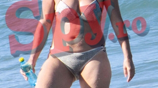Imagini de senzatie! Aparitiile XXL ale verii! Vedetele si-au expus celulita si colaceii pe plajele de la malul Marii Negre