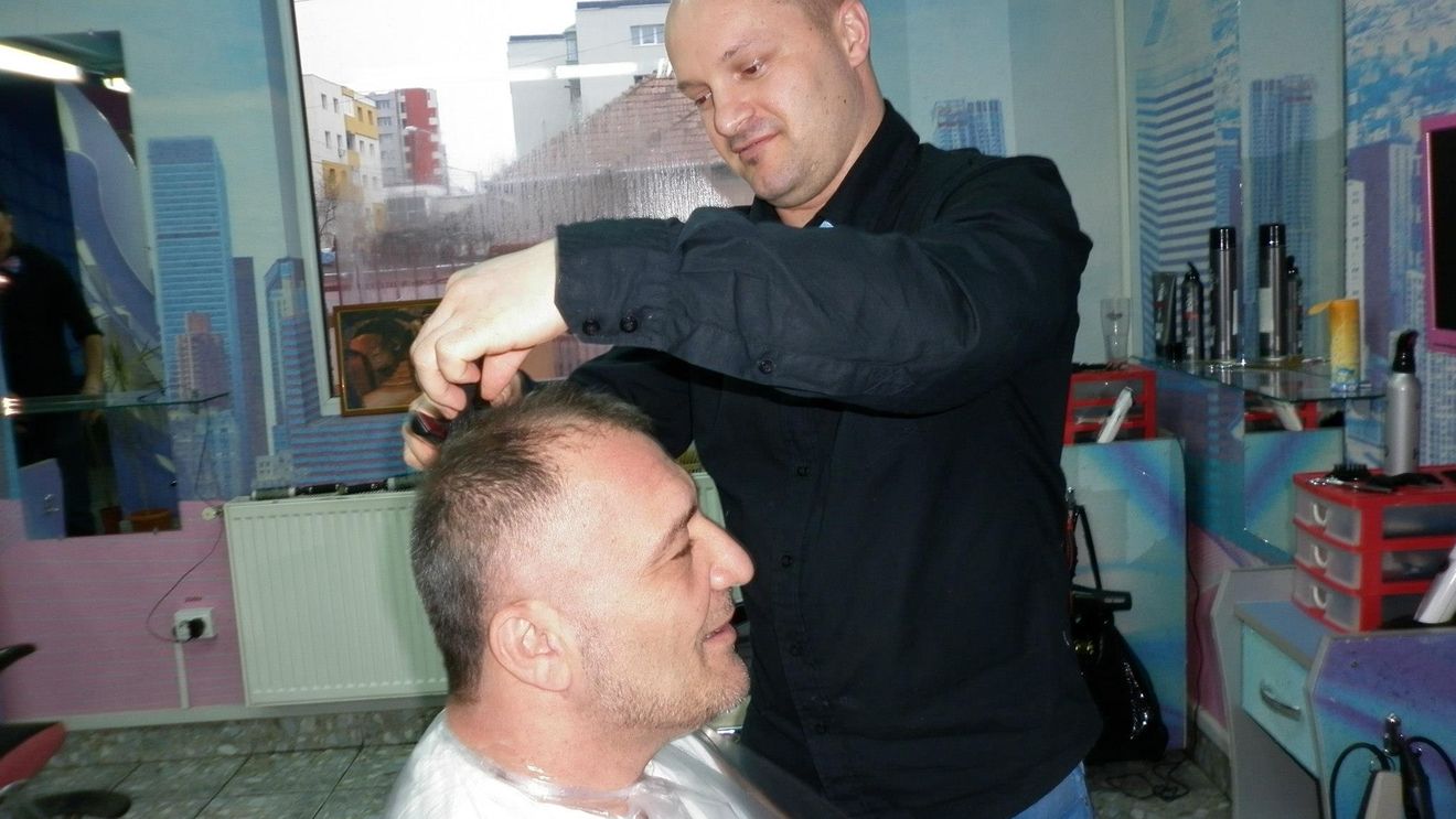 Frizerul piroman de la "Românii au talent" este stilistul lui Nelson Mondialu'! Nu o să-ţi vină să crezi cum îl tunde cu flacăra!