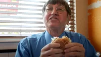 NU E BANC! El este bărbatul care a mâncat peste 35.000 de hamburgeri de la Mc Donald’s: ”Mulți au crezut că voi muri”