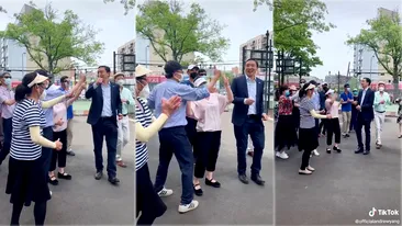 Un candidat la Primăria orașului New York s-a dat în spectacol pe ritmuri de manele. Imaginile cu dansul lui în plină stradă sunt virale| VIDEO