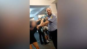 Bătăușa din Constanța a ajuns în arest preventiv și acum încearcă să scape cu unul la domiciliu