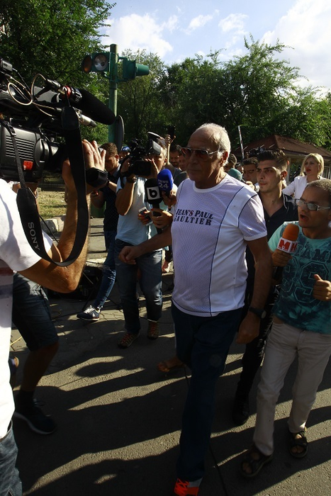 Dan Voiculescu se îndreaptă spre maşină