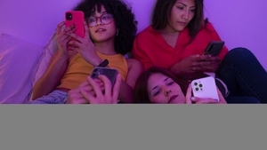 De la ‘rage bait’ la ‘vibe coding’: 2025 a fost anul în care internetul a vorbit pe limba Gen Z