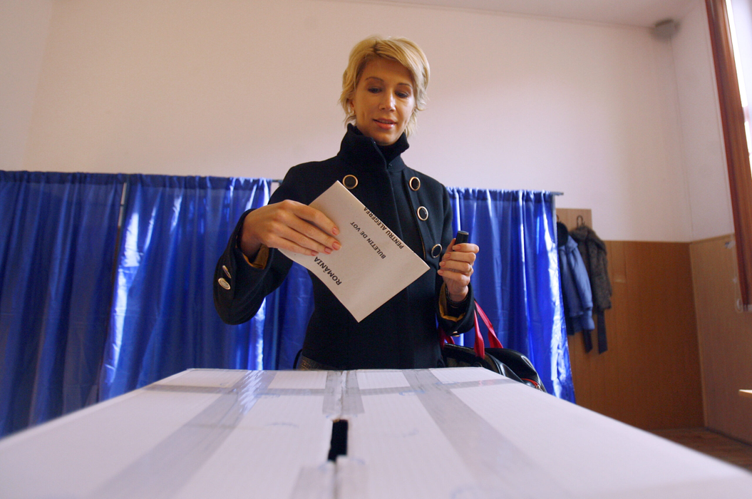 Raluca Turcan, vicepresedintele PLD, se uita pe lista cu sectiile de votare de la Liceul Gheorghe Lazar, in Bucuresti, duminica, 25 noiembrie 2007. Cetatenii romani cu drept de vot sunt asteptati la urne, pentru alegerea celor 35 de membri romani in Parlamentul European, dar si pentru a vota cu "da" sau "nu" la referendumul national privind introducerea votului majoritar uninominal in doua tururi pentru alegerea Parlamentului national. RAZVAN CHIRITA / MEDIAFAX FOTO