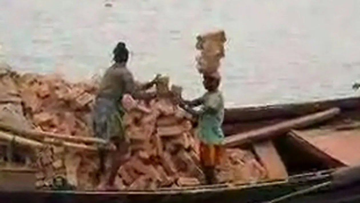 Sa vezi si sa nu crezi! O minora din Africa cara zeci de bucati de caramida cu ajutorul capului!