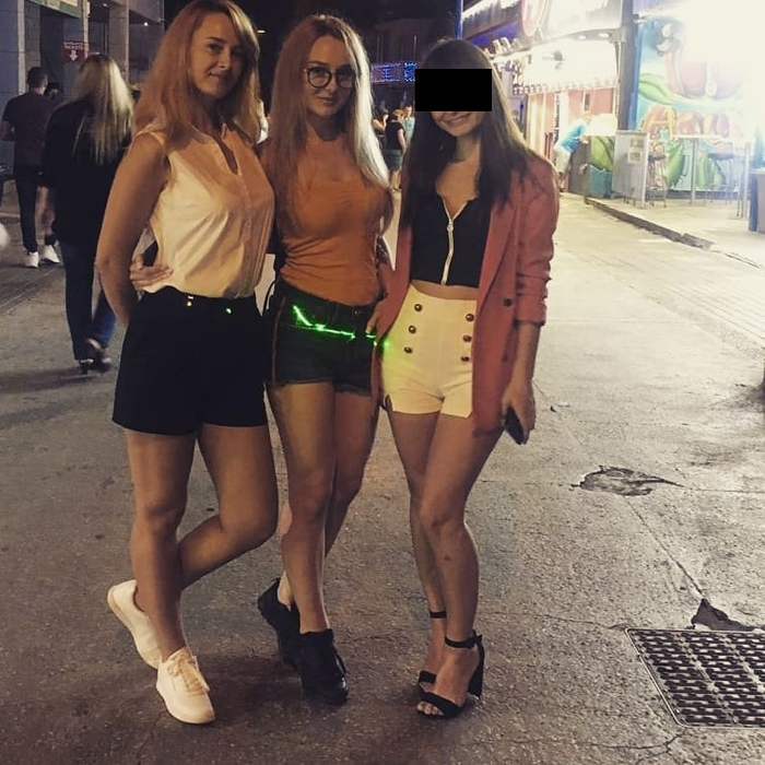 Surorile Antocel, alături de o prietenă