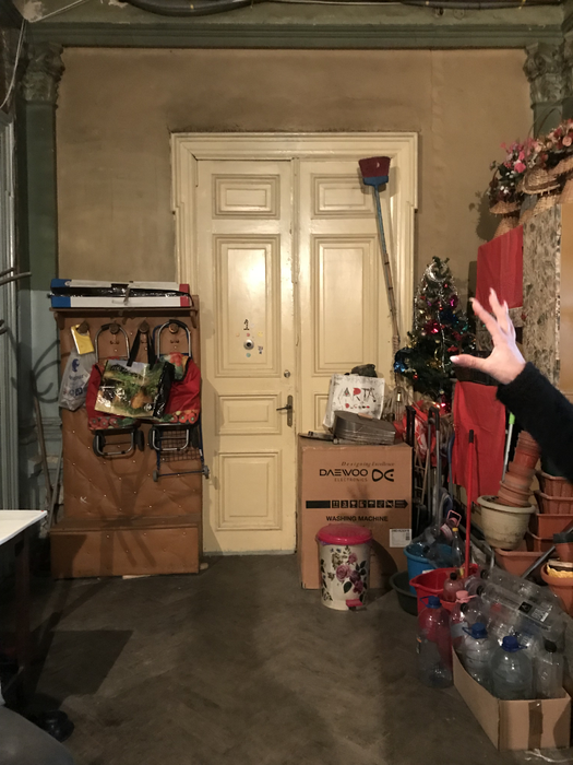 Un apartament sărăcăcios pentru o fată modestă, cu suflet mare și voce pe măsură