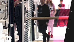 Prezentatorul de la ”iUmor”, gesturi obraznice la shopping  cu ”Kim Basinger de România”
