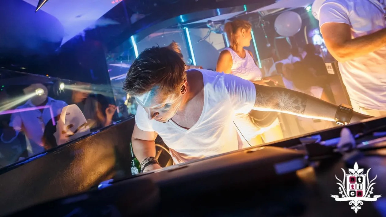 Un Dj celebru a murit în timp ce se afla în vacanță în Bali. A sărit în ajutorul unei prietene