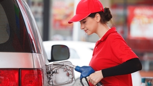 Preț carburanți înainte de Florii: benzina se ieftinește puternic, motorina rămâne scumpă. Cât plătesc românii la pompă