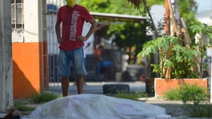 Cutremurător! Țara care își îngroapă morții în cutii de carton. “Nu mai sunt sicrie sau sunt foarte scumpe!”