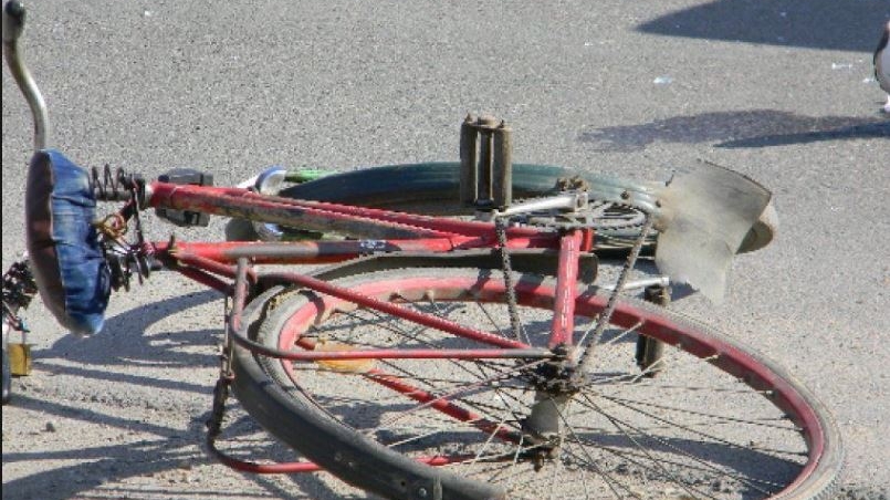 Doi bicicliști din Vrancea, soț și soție, spulberați de o mașină! Au murit pe loc