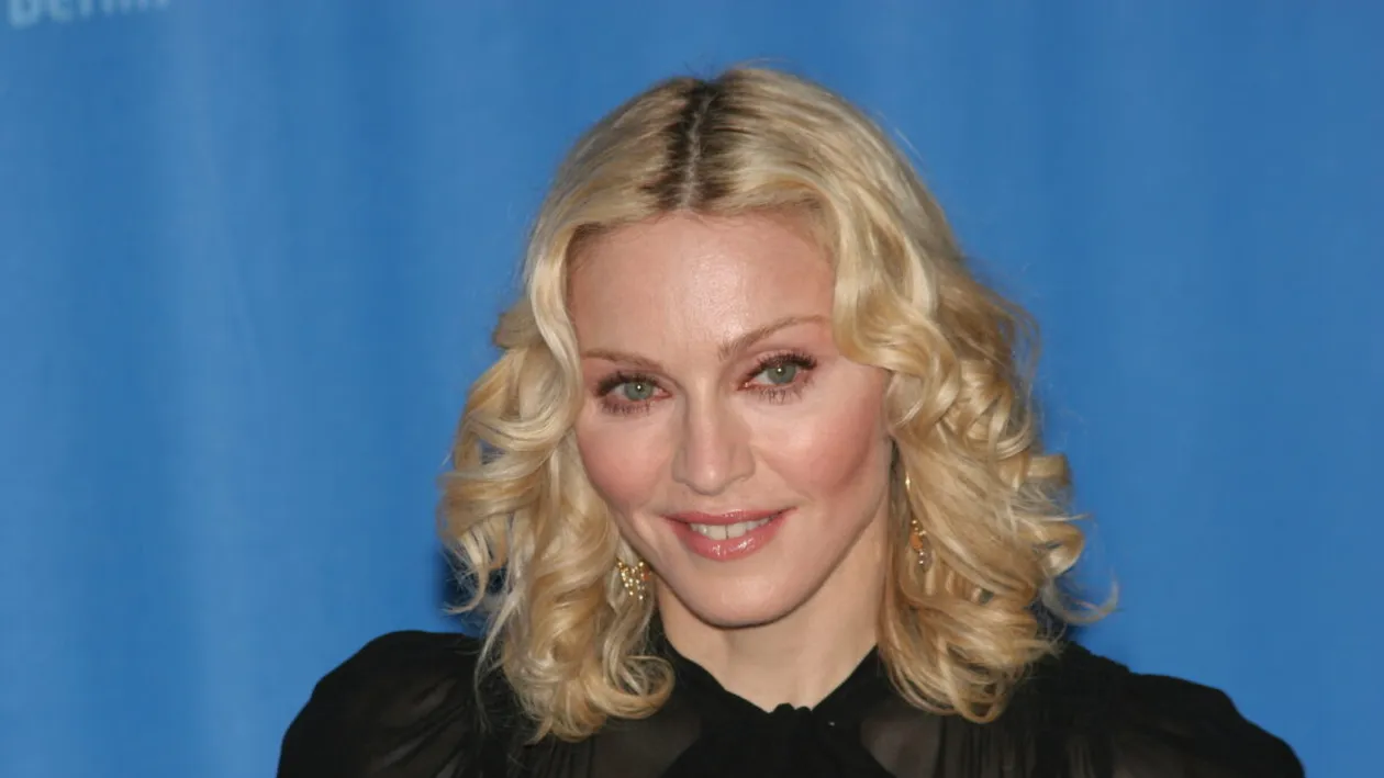 Actorul celebru cu care Madonna s-a iubit în secret! Tori Spelling i-a dat de gol: ”El mi-a spus”