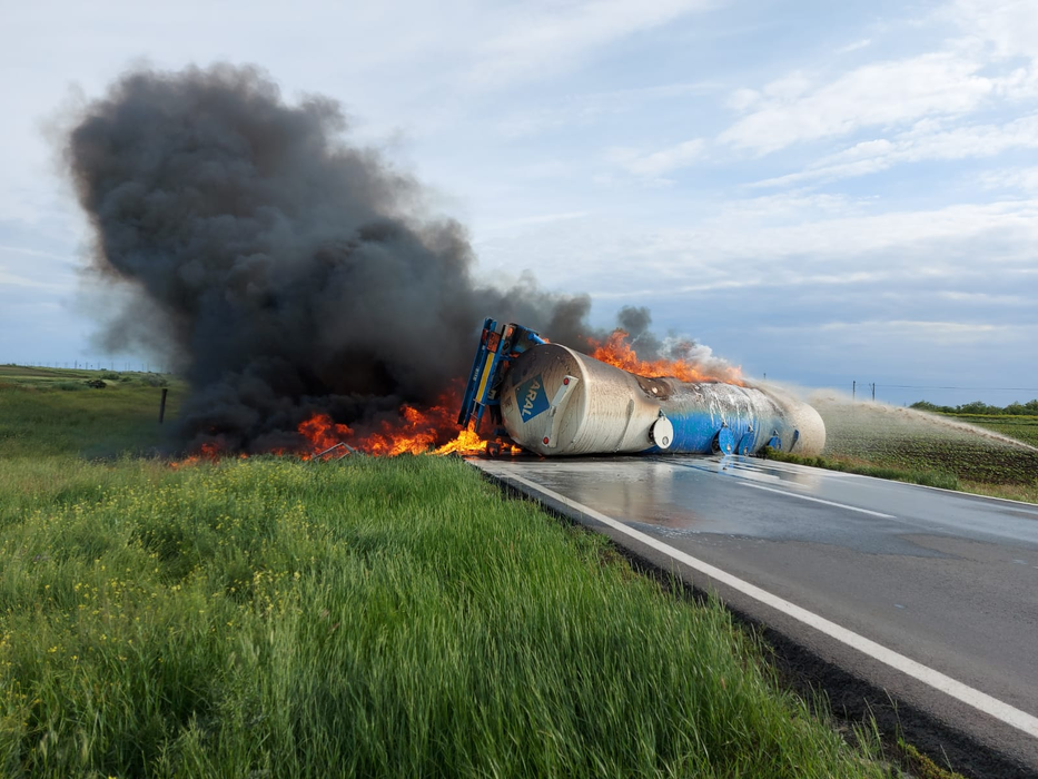 O cisternă cu motorină s-a răsturnat pe DN 21A și a luat foc. Traficul este blocat în totalitate, iar șoferul a scăpat doar printr-o minune