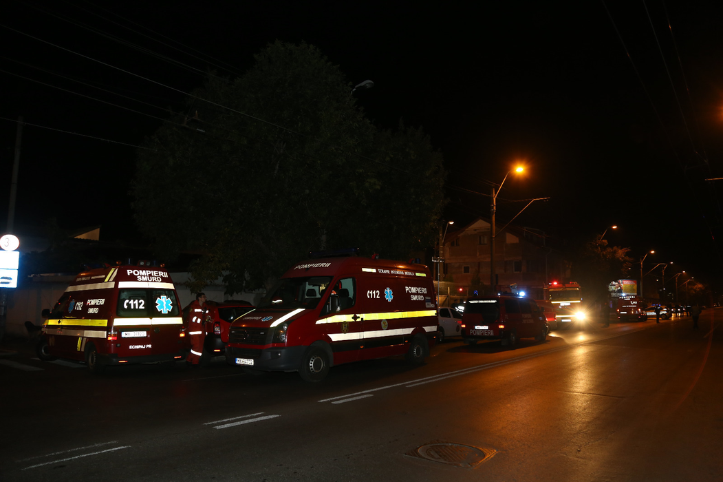 INCENDIU DE PROPORŢII pe o stradă din sectorul 5 al Capitalei! Mai multe case au luat foc! Una dintre victimele care au reuşit să se salveze: ”E iadul pe pământ!