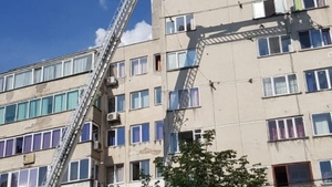 Pompierii din Baia Mare, intervenție la etajul 8 al unui bloc. Li s-a închis geamul în nas