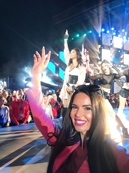 FOTO + VIDEO. Loulou și Nicole Scherzinger, “surori” la “Cerbul de Aur”! Ce gest a făcut, în timpul recitatului, artista din SUA pentru iubita lui Luis Lazarus