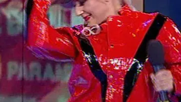 VIDEO Asta e chiar ultima!! Blonda care s-a dat la Liviu Guta a avut o relatie de trei ani cu Michael Jackson! Uite-o cum se rupe pe muzica Regelui Pop-ului