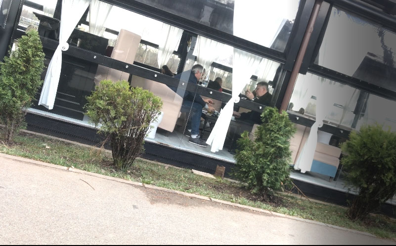 Eugen Teodorovici și Gino Iorgulescu pufăind trabuc