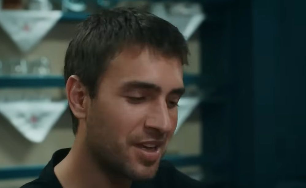 FOTO / Drama prin care a trecut un cunoscut actor turc. Și-a pierdut părinții când avea doar 16 ani