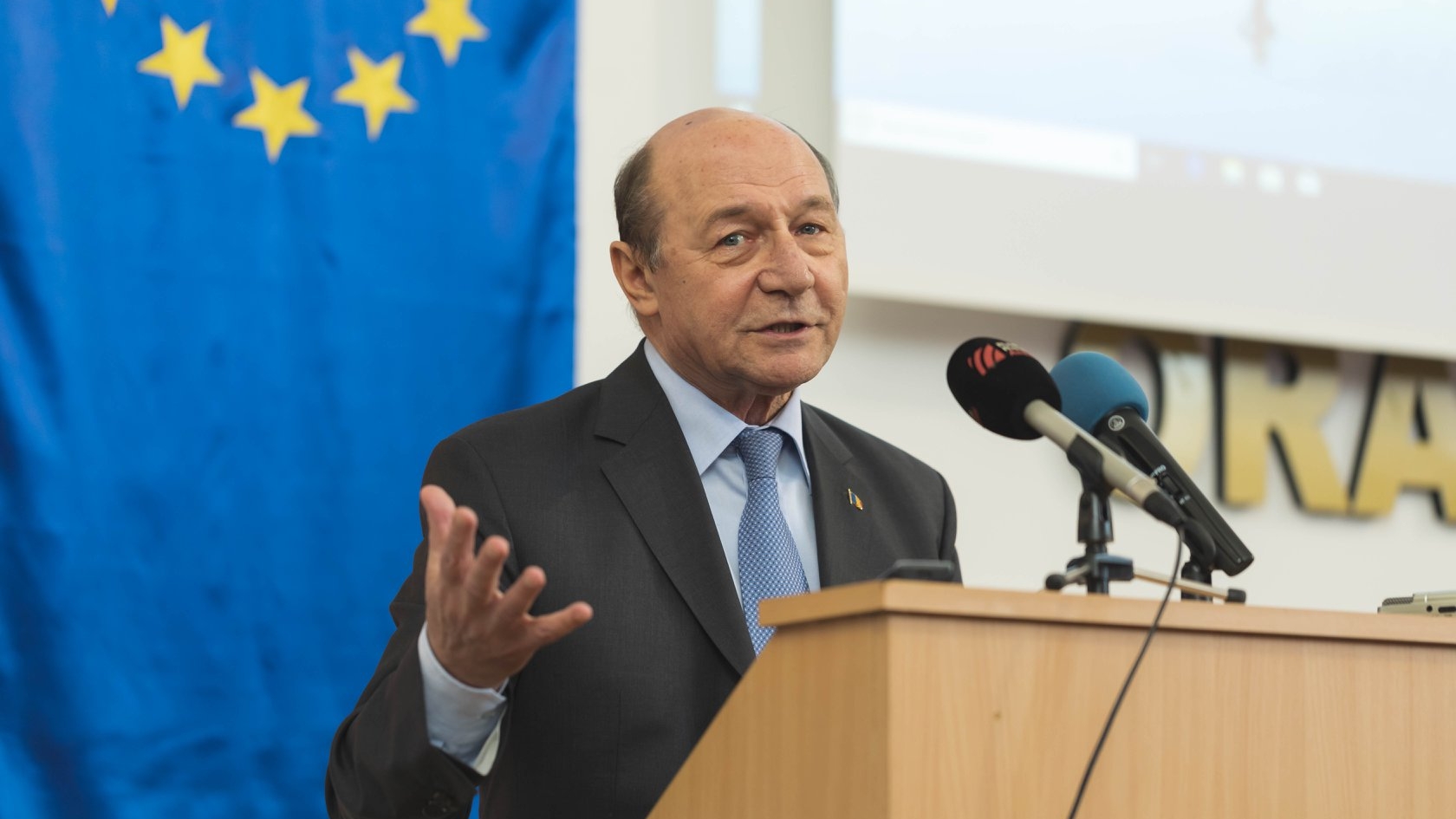 Traian Băsescu a răbufnit după ce a pus ştampila pe buletinul de vot! Ce s-a întâmplat la ieşirea din secţie